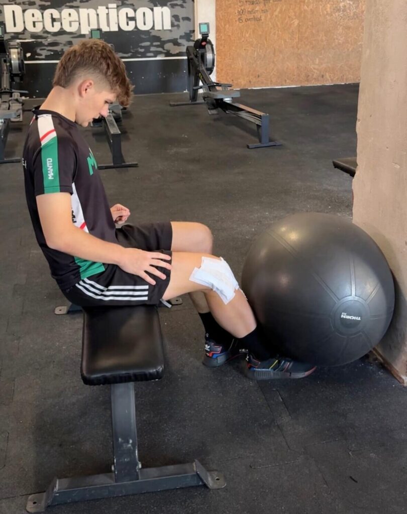 Rehabilitacja kolana po operacji na siłowni w Warszawie