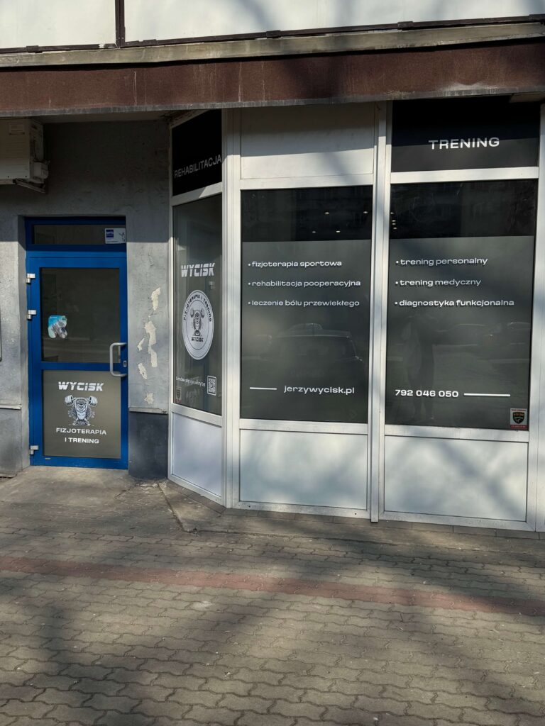 Wejście do studia treningowego na Pradze Południe w Warszawie