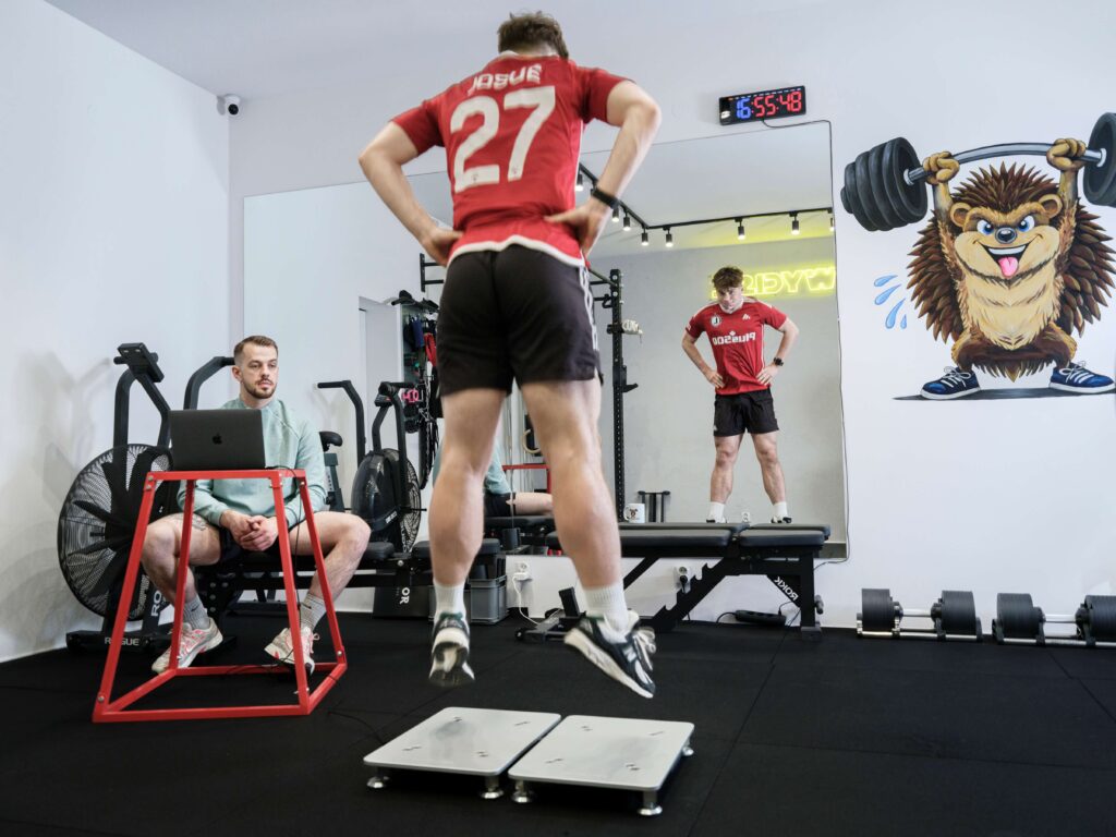 Sportowiec podczas badania na platformie dynamometrycznej