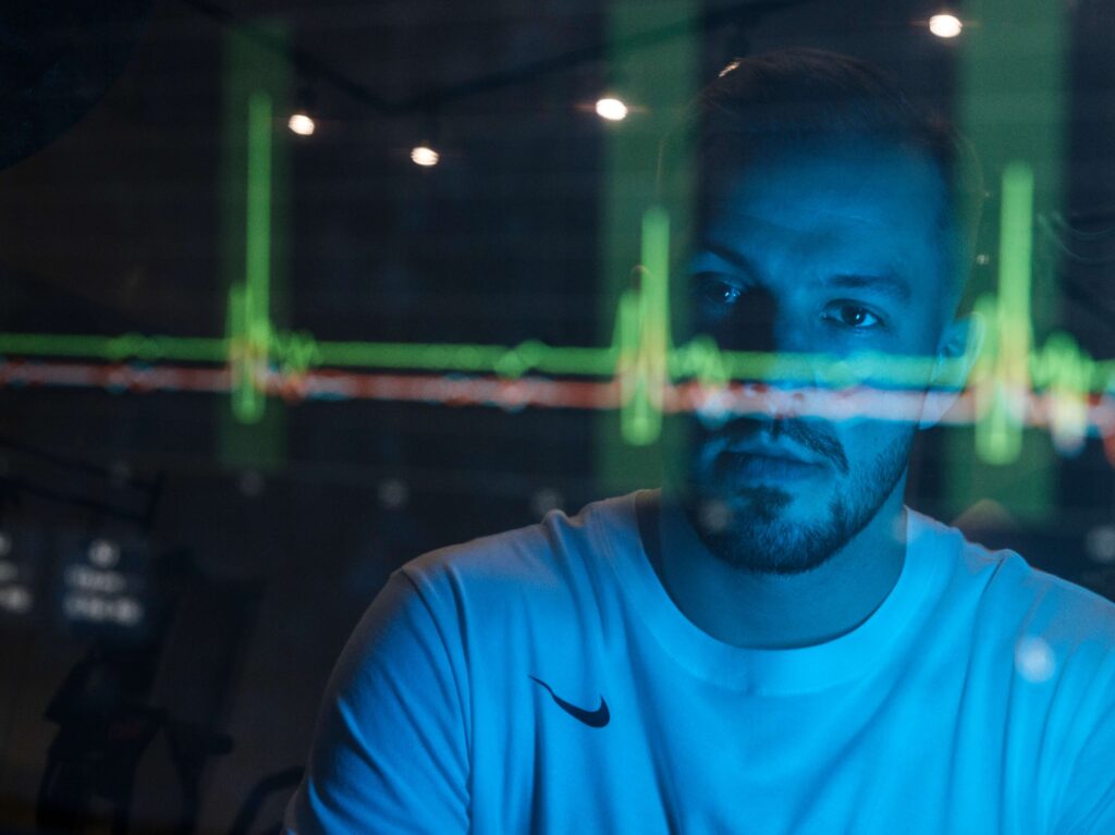 Trener oglądający wyniki badania z platformy dynamometrycznej
