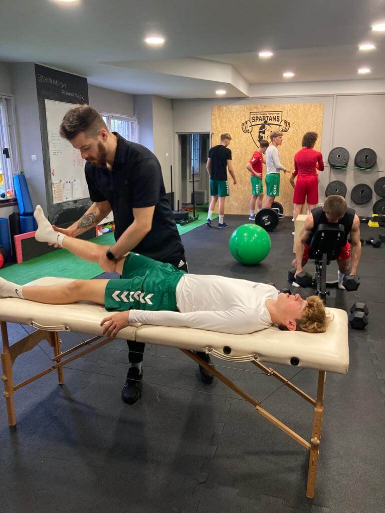 Piłkarz podczas fizjoterapii sportowej