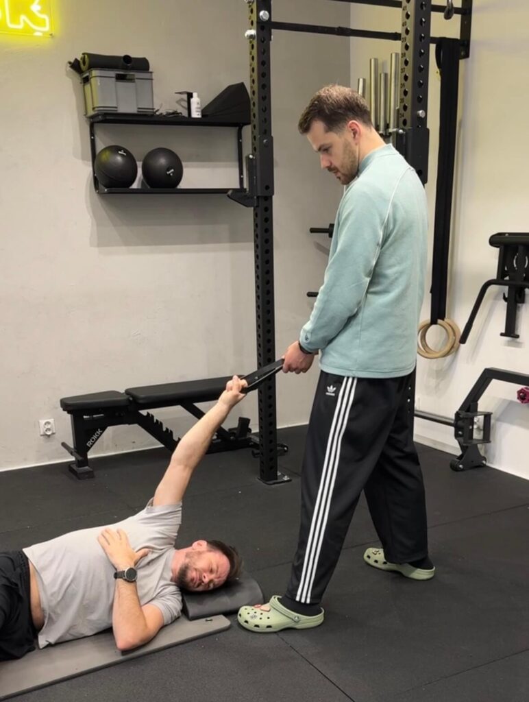 Pacjent podczas rehabilitacji barku z fizjoterapeutą